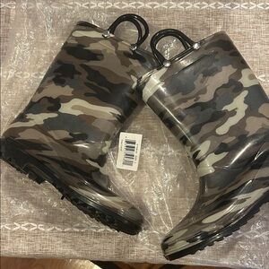 Boys Size 3, Camouflage Rain Boots with Handles